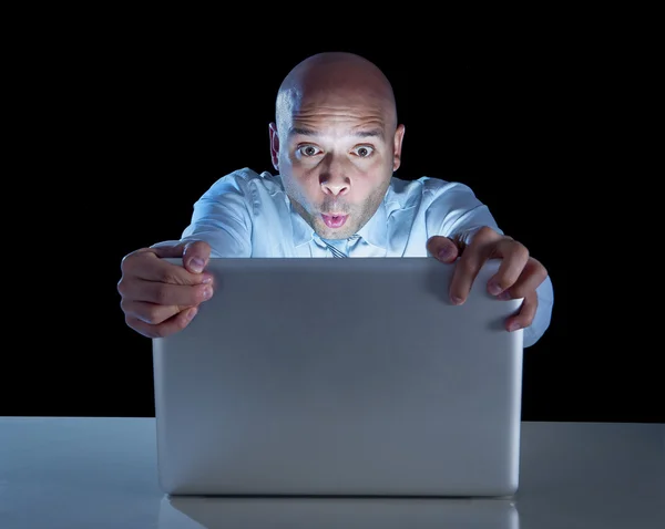 Один только бизнесмен ночью, сидя в компьютерном порно наблюдения ноутбука или азартной игре онлайн — стоковое фото