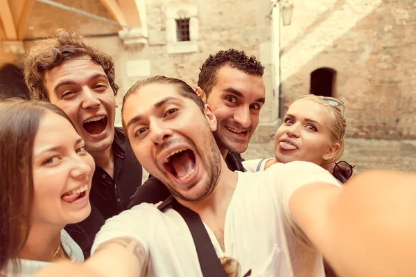 Селфи с друзьями в Милане — стоковое фото