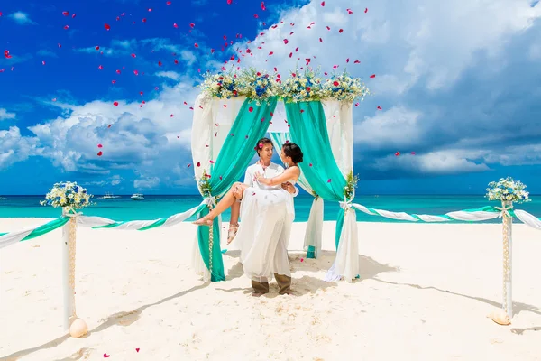Свадебная церемония на тропическом пляже синим цветом. Счастливые жених и br — стоковое фото