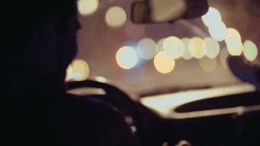Парень целует руку его подруг в автомобиле — стоковое видео