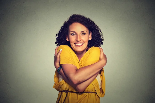 Счастливые улыбающиеся женщина, держащая обниматься себя — стоковое фото