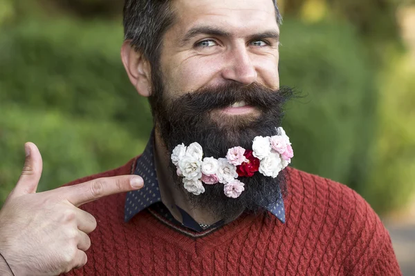 Человек с цветами на бороду — стоковое фото