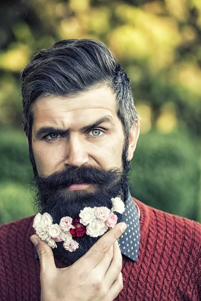 Человек с цветами на бороду — стоковое фото