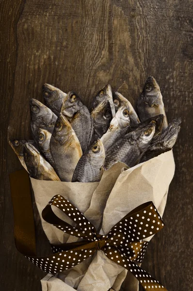 Букет из сухой соленой рыбы. Подарок для мужчин — стоковое фото