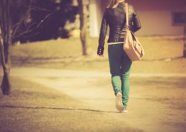 Старинные Фото Молодая девушка, ходьба с мешком — стоковое фото
