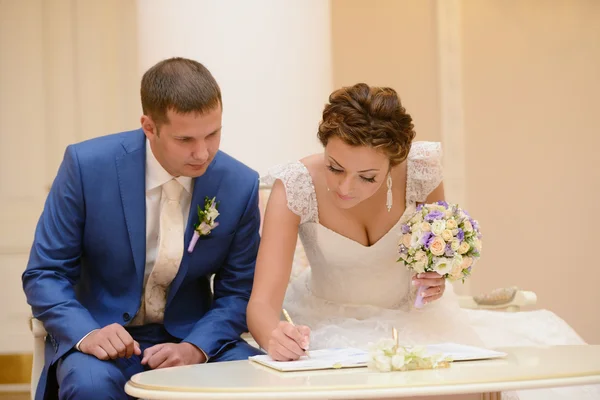 Невеста и жених, регистрации брака — стоковое фото
