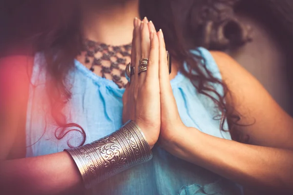 Крупным планом женщина руки в Намасте жест — стоковое фото