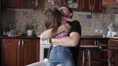 Папа обнимает его дочь, семья, любовь — стоковое видео