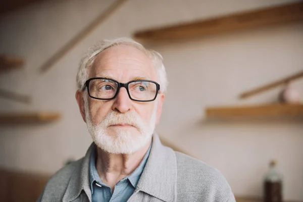 Старший мужчина в очки — стоковое фото