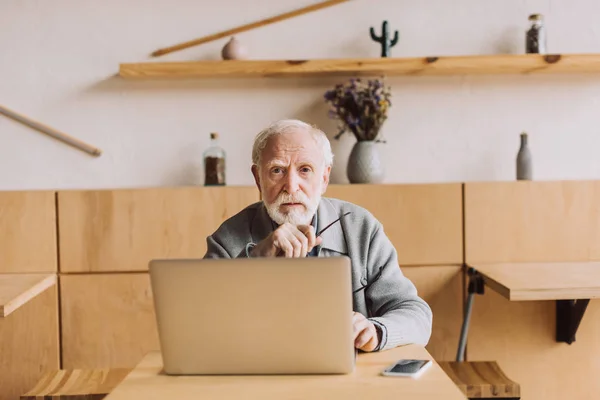 Старший человек с ноутбуком — стоковое фото