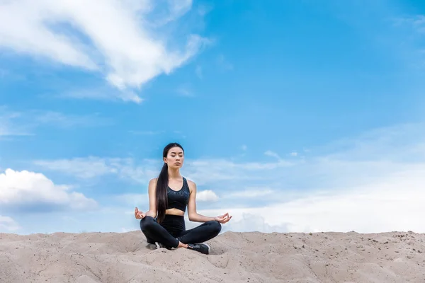 Женщина, медитируя в Йога поза лотоса — стоковое фото