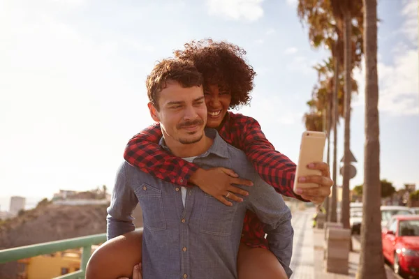 Счастливая молодая пара принимая selfie — стоковое фото