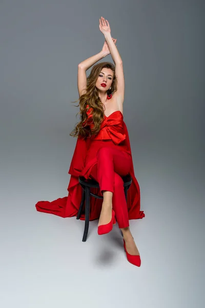 Соблазнительная Женщина Позирует Красной Одежде Сером — стоковое фото