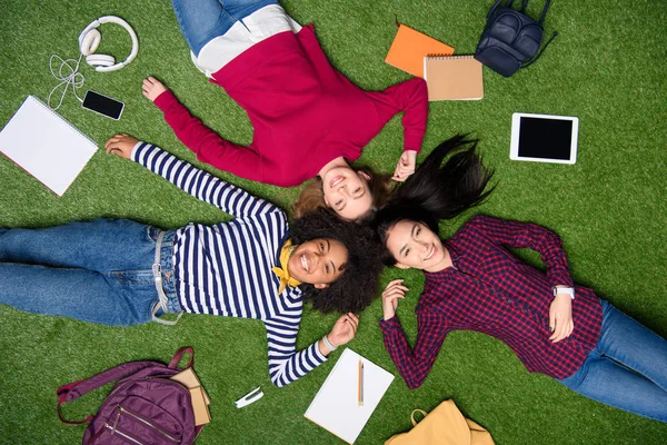 Вид Сверху Веселый Многокультурного Студентов Лежа Зелёной Лужайке — стоковое фото