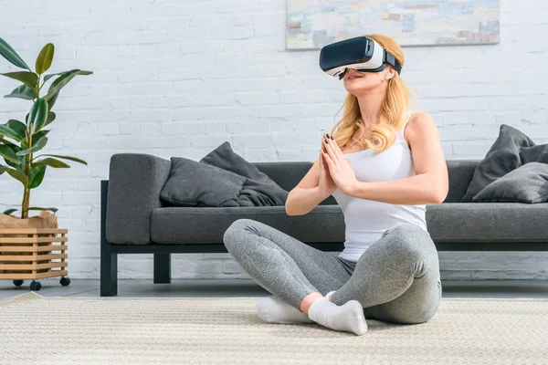 Молодая Женщина Упражнениями Йоги Позе Лотоса Помощью Виртуальной Реальности Гарнитуры — стоковое фото