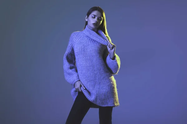 Девушка в теплый свитер — стоковое фото