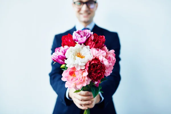 Человек, давая букет цветов — стоковое фото