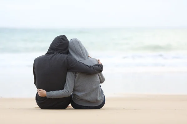 Пара подростков, обнимая смотреть море — стоковое фото