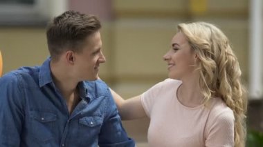 Веселая блондинка женщина обниматься и нежно целуя ее бойфренд, романтика — стоковое видео