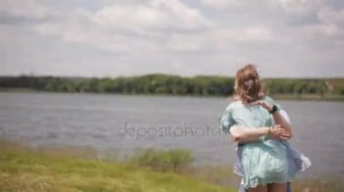 Влюбленная пара с их собака развлечь себя и бегать в парке на набережной — стоковое видео