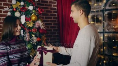 Человек дает Рождественский подарок — стоковое видео