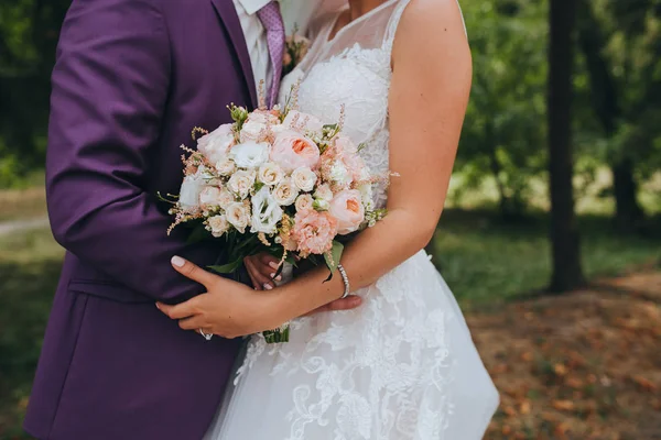 Свадебные цветочные композиции в руках — стоковое фото