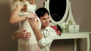 Счастливый муж и жена ждет ребенка — стоковое видео