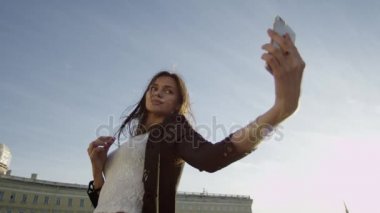 Девушка, дует поцелуй и принимая selfie — стоковое видео