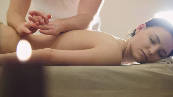 Массажный салон - человек делает расслабляющая терапия для молодой девушки — стоковое фото