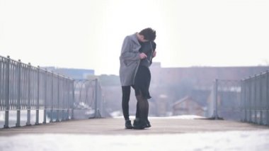Молодой человек кавказской и женщину ходить обнял в ветреный день — стоковое видео