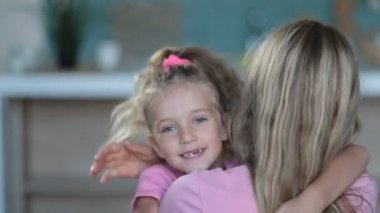 Симпатичные дочь обнимая мать с любовью у себя дома — стоковое видео