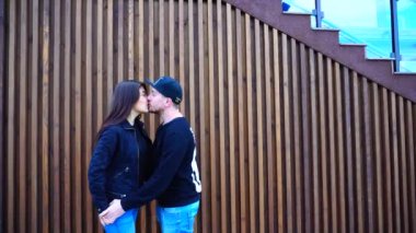 Билл молодожёнов и Coo, целовать и обнимать друг друга, шептал и стоять возле стен ресторан на открытом воздухе — стоковое видео