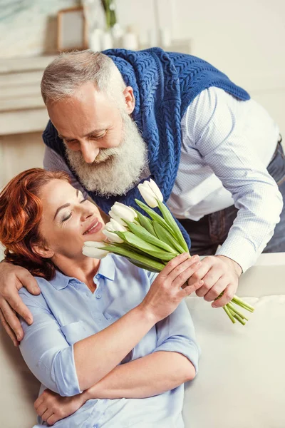 Пожилая пара с цветами — стоковое фото