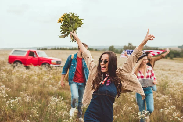 Happy Young Woman Holding Bouquet Walking Field Friends Trip — стоковое фото