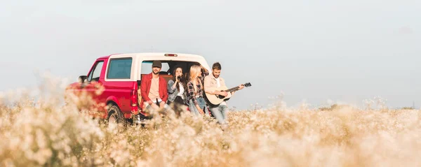 Group Young Friends Drinking Beer Playing Guitar While Relaxing Car — стоковое фото