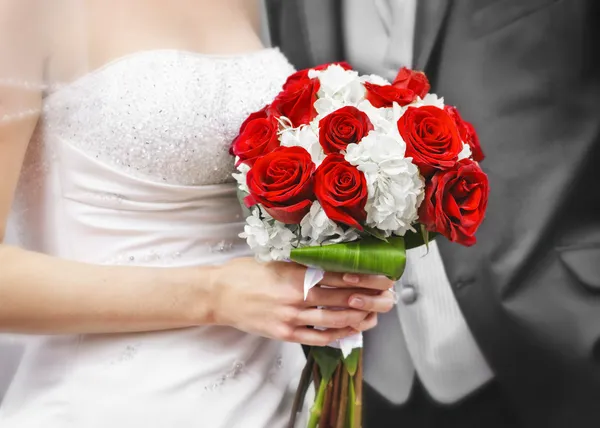 Невеста и жених с свадебный букет — стоковое фото