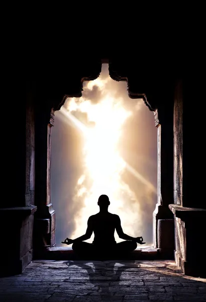 Размышление йоги в храме — стоковое фото